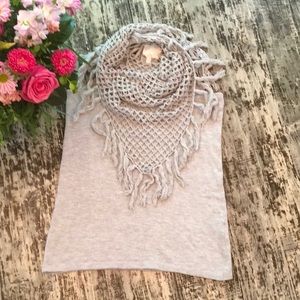 🌻 2/$16 Gray Tank w/Crocheted Scarf Attached